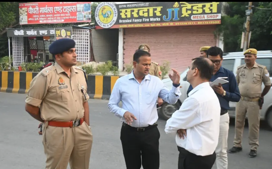 वरिष्ठ पुलिस अधीक्षक एवं जिलाधिकारी ने बरेली के बल्लूबाल नगर में किया पैदल गश्त